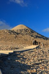 11 The stone pyramid on the Nemrut Daği